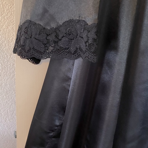 Amouruse 2-piece Nightie and Robe Set - Picture 3 of 8